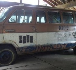 Πωλητήριο σε van των Melvins που διακόσμησε ο Kurt Cobain 