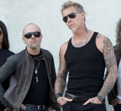 Τα μέλη των Metallica βγάζουν τα ...παπούτσια τους 