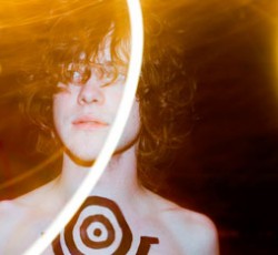 O Andrew VanWyngarden σερφάρει και μιλάει για το "Congratulations" 