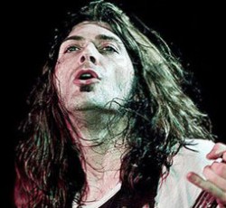 Οι Whitesnake παρουσιάζουν τον νέο τους μπασίστα 