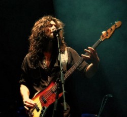 Ο μπασίστας των Whitesnake κάνει πρόταση γάμου επί σκηνής (video) 