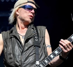 Οι κιθαρίστες των Queensryche επί σκηνής με τους Michael Schenker Group 