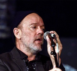 Eπιστροφή στη σκηνή με διασκευές για τον Μichael Stipe  