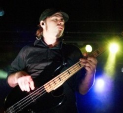 Συνελήφθη για ληστεία ο μπασίστας των Coheed & Cambria 