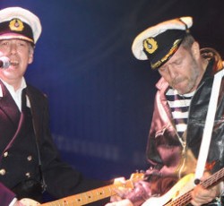 Mick Jones και Paul Simonon μαζί στη σκηνή, έπειτα από σχεδόν 30 χρόνια