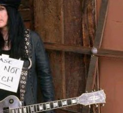 Συμμετοχή του κιθαρίστα των Motley Crue στους Murderdolls 