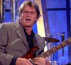 Mike Oldfield: «Πρέπει να επιστρέψουμε στην πραγματική μουσική και να πετάξουμε τα computer» 
