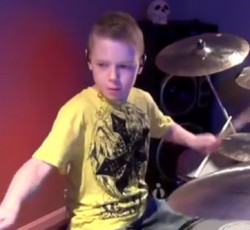 Ο Mike Portnoy έβγαλε το καπέλο σε 8χρονο drummer