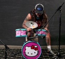 Μπορεί να παίξει ο Mike Portnoy σε παιδικό drum kit;
