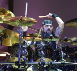 Μαζί επί σκηνής Fates Warning και Mike Portnoy 
