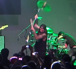 Ο Mike Portnoy έξω φρενών επί σκηνής στις Φιλιππίνες 