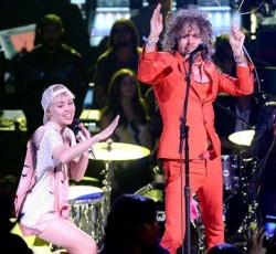 Miley Cyrus και Flaming Lips διασκευάζουν το "Lucy In The Sky With Diamonds" (video) 