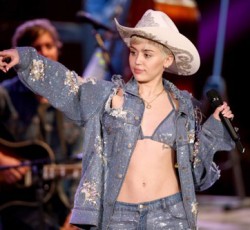 Η Miley Cyrus διασκευάζει κομμάτι από το "AM" των Arctic Monkeys (video) 