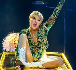 Πώς διασκεύασε η Miley Cyrus το "Babe I'm Gonna Leave You" των Led Zeppelin; 