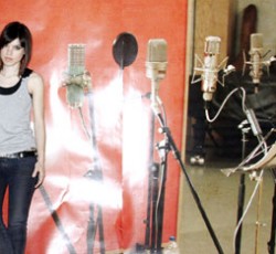 Νέος δίσκος για τη Monika / Ακούστε τα νέα singles 