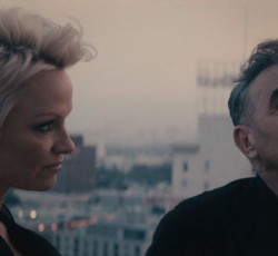 Με τη βοήθεια της Pamela Anderson η προώθηση του νέου single του Morrissey 