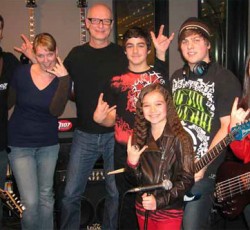 11-χρονη Ελληνίδα διασκευάζει εντυπωσιακά το "Heaven And Hell" των Black Sabbath 