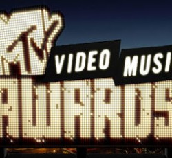 Η Adele και οι Foo Fighters θριαμβευτές των MTV Video Music Awards 