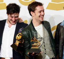 Τα Grammy επαναφέρουν τους Mumford & Sons στην κορυφή του Billboard 