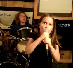 Παιδική διασκευή με brutal φωνητικά στο "Roots Bloody Roots" των Sepultura 