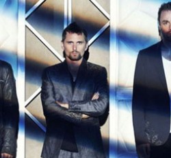 Οι Muse στη σκηνή μαζί με χορωδία ατόμων με άνοια, για φιλανθρωπικούς σκοπούς 