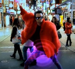 Οι Muse κάνουν βόλτα στο Τόκιο για το εκκεντρικό νέο video clip του "Panic Station" 