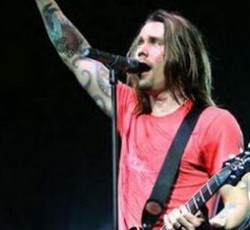 Ο Myles Kennedy θα είναι ο τραγουδιστής στην περιοδεία του Slash