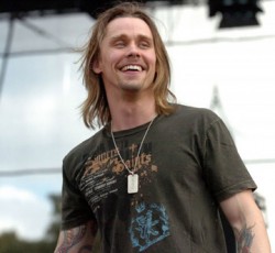 Ο Myles Kennedy (Alter Bridge) παίρνει τη θέση του Sebastian Bach (Skid Row) στους Kings Of Chaos 