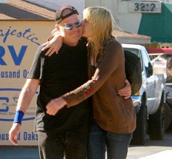 Παρηγοριά στην αγκαλιά διάσημης ηθοποιού βρήκε ο Neil Young 