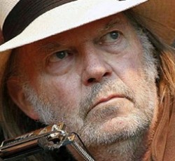 Δείτε τον Neil Young να «περπατά σαν γίγαντας» 