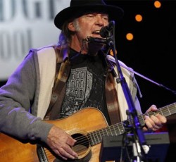 Δείτε εκτεταμένα highlight από το φετινό Bridge School Benefit του Neil Young