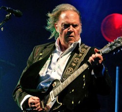 Ο Neil Young τα βάζει με το κοινό σε συναυλία του στη Νέα Υόρκη 