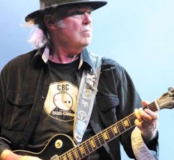 Γιατί ο Neil Young αγόρασε 200.000 κόπιες του δίσκου του, "Comes A Time"; 