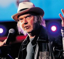 Ο Neil Young τα βάζει με τους «μεγάλους» 