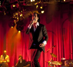 Ο Nick Cave μιλάει για τις «γυναίκες με προβλήματα» που ακούν τη μουσική του 