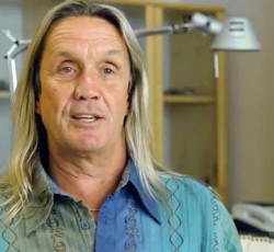 Ο drummer των Iron Maiden, Nicko McBrain, διασκευάζει R.E.M., Kings Of Leon και Monkees (video) 