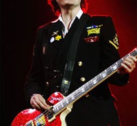 Με σπασμούς στη σκηνή ο μπασίστας των Manic Street Preachers 