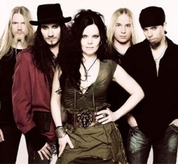 Η τραγουδίστρια των Nightwish προσλαμβάνει manager για να προλάβει τα χειρότερα 