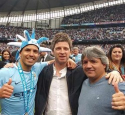 Τα αδέλφια Gallagher και ο Johnny Marr γιορτάζουν το πρωτάθλημα της Manchester City 