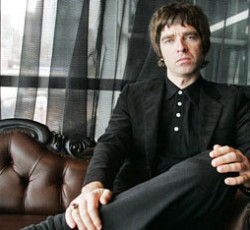 Αναβάλλεται λόγω πατρότητας η solo καριέρα του Noel Gallagher 