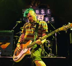 Ο frontman των NOFX κλωτσά οπαδό στο πρόσωπο (video) 