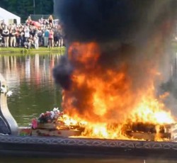 Κηδεία βίκινγκ για τον Oderus Urungus των GWAR 