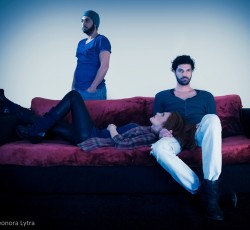 «Ο Καναπές»: Ένα μιούζικαλ - φόρος τιμής στην ελληνική rock σκηνή 