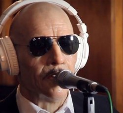 Το πρόσωπο του τραγουδιστή των Ghost... 