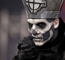 Αποκαλύφθηκαν η ταυτότητα και το πρόσωπο του Papa Εmeritus II των Ghost; 