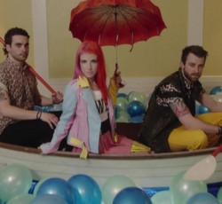 Video clip για το "Still Into You" των Paramore 