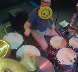 Ο drummer των Weezer πιάνει frisbee σε συναυλία χωρίς να χάσει το ρυθμό του τραγουδιού (video) 