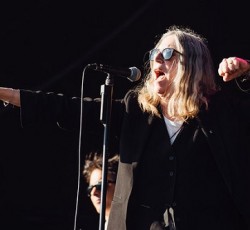 Οι U2 καλούν στην σκηνή και την Patti Smith (video) 