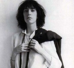 Η Patti Smith μπροστά σε καρδινάλιους και επισκόπους του Βατικανού 