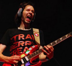 Δείτε το νέο video clip του Paul Gilbert για το τραγούδι "Enemies (In Jail)" 